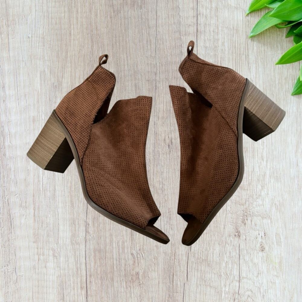 NEW Universal Thread peep toe suede booties